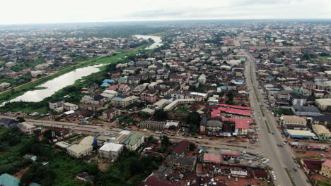 la ciudad en expansión de owari o la ciudad de owerri en el estado de imo de nigeria en áfrica occidental - vista aérea panorámica
