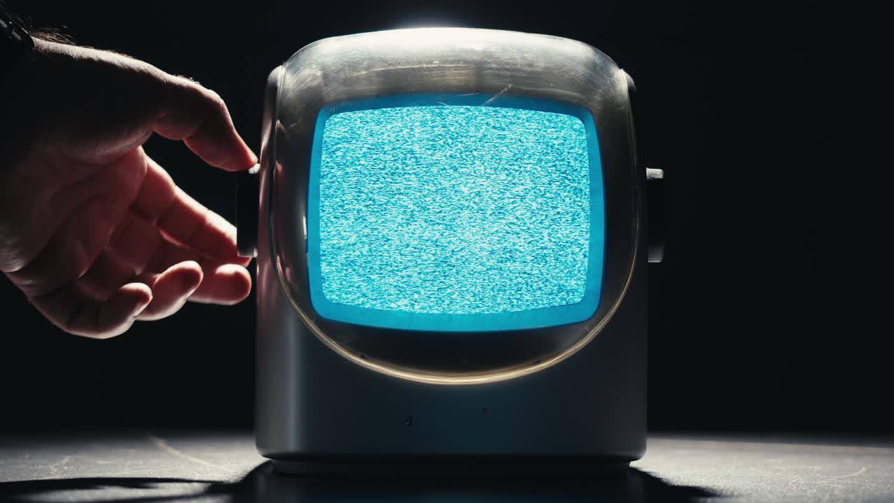 레트로 tv, 노스탈기적인 설정으로 빈티지 tv, 레트로 tv는 화면에 곡물을 표시합니다, 무서운 할로윈 밤 장치, 크로마 키 및 그린 스크린에 좋습니다.