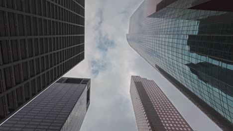 mirando hacia arriba a los edificios de gran altura en el centro de houston