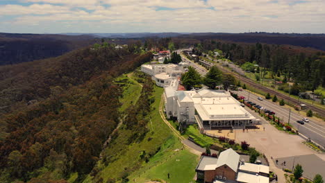 Luftbild:-Flug-über-Das-Ikonische,-Majestätische-Hydro-Gebäude-In-Richtung-Der-Tennisplätze-In-Den-Blue-Mountains,-NSW,-Australien