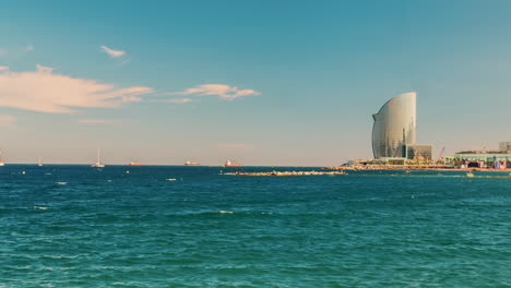 Edificio-En-Forma-De-Vela-De-Barcelona