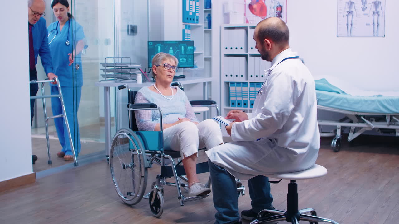 clínica privada moderna y ocupada para la recuperación