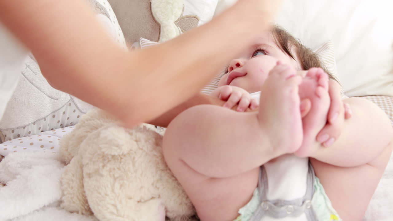 아기 소녀와 노는 어머니