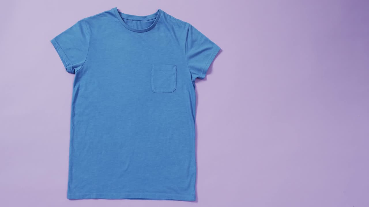 video de camiseta azul con etiqueta y espacio de copia en fondo púrpura