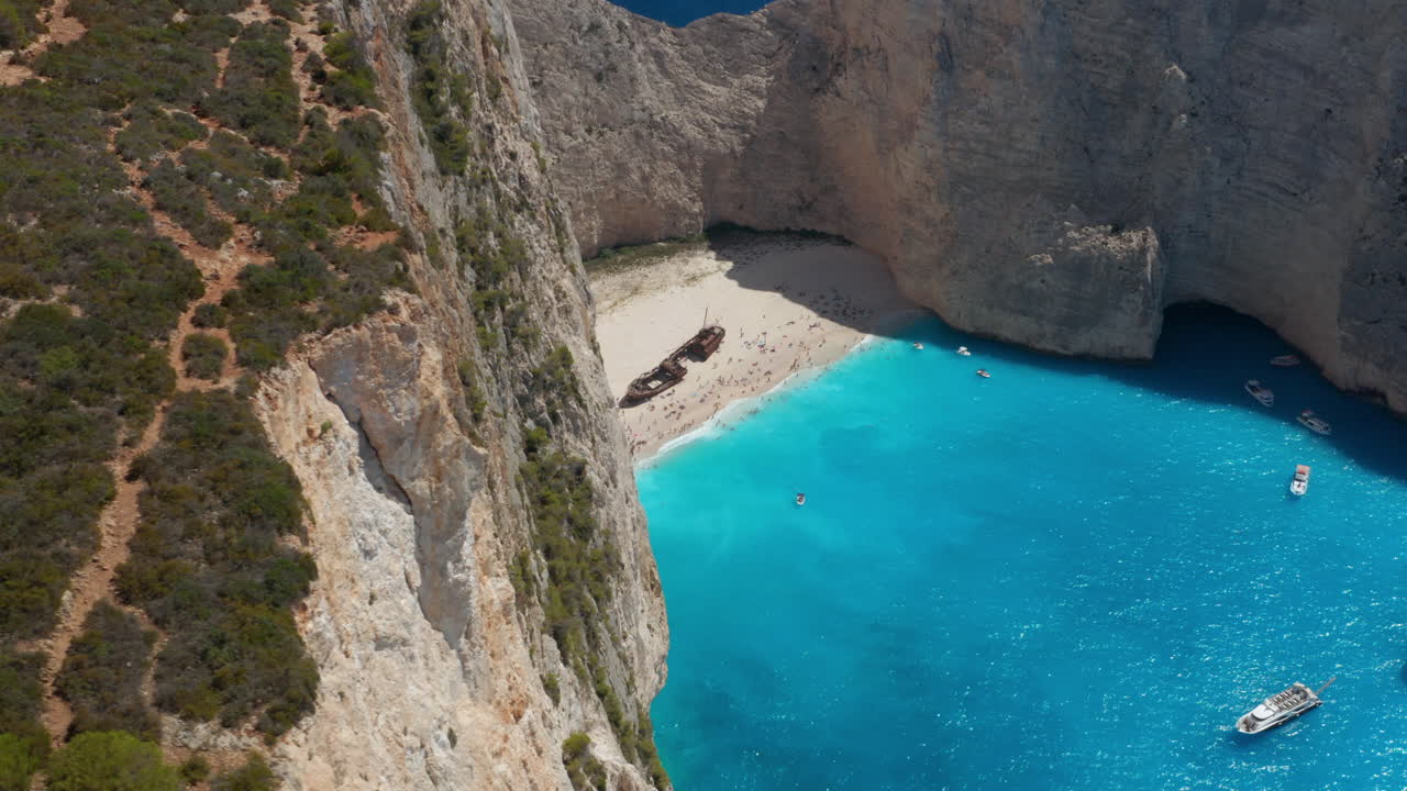 mv panagiotis naufragio en la playa navagio con mar azul turquesa en zakynthos, grecia