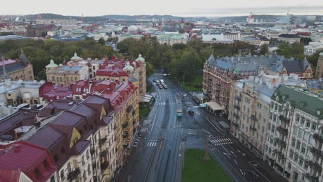 Tranvía-Que-Pasa-Por-La-Plaza-Pública-Triangular-De-Vasaplatsen-En-Vasastaden,-Gotemburgo,-Suecia