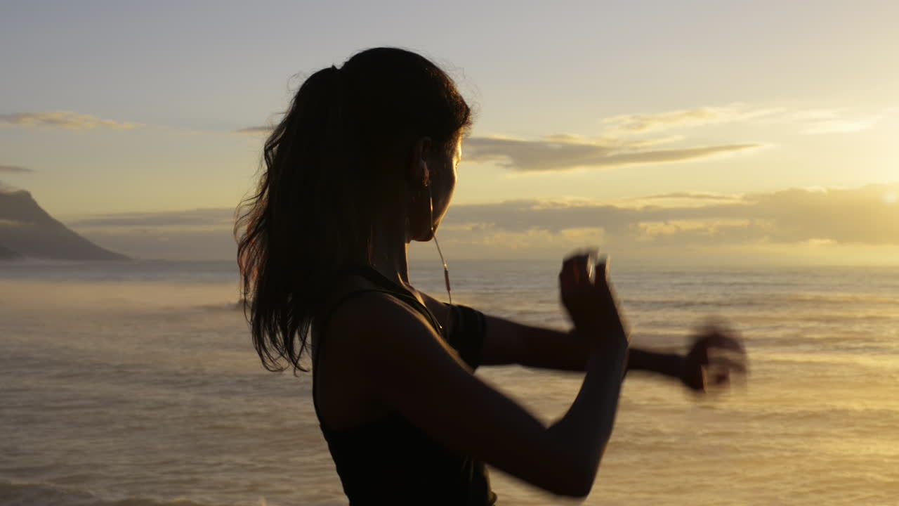 corredora de raza mixta corriendo en la carretera de la playa