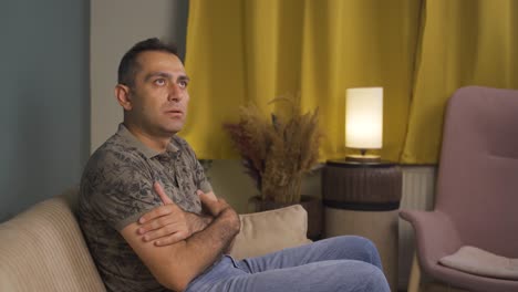 un hombre loco, un paciente mental.
