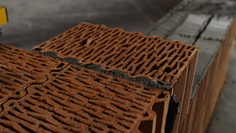 primer plano del proceso de construcción de ladrillos