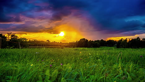 Sich-Bewegende-Wolken-Und-Ein-Farbenfroher-Sonnenuntergang-Im-Zeitraffer-Auf-Dem-Land