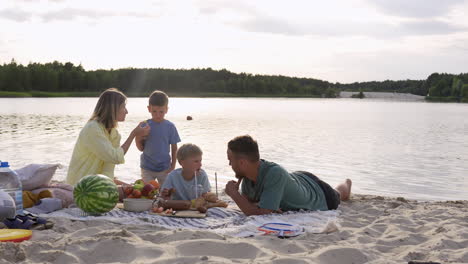 Familia-Haciendo-Picnic-En-La-Playa