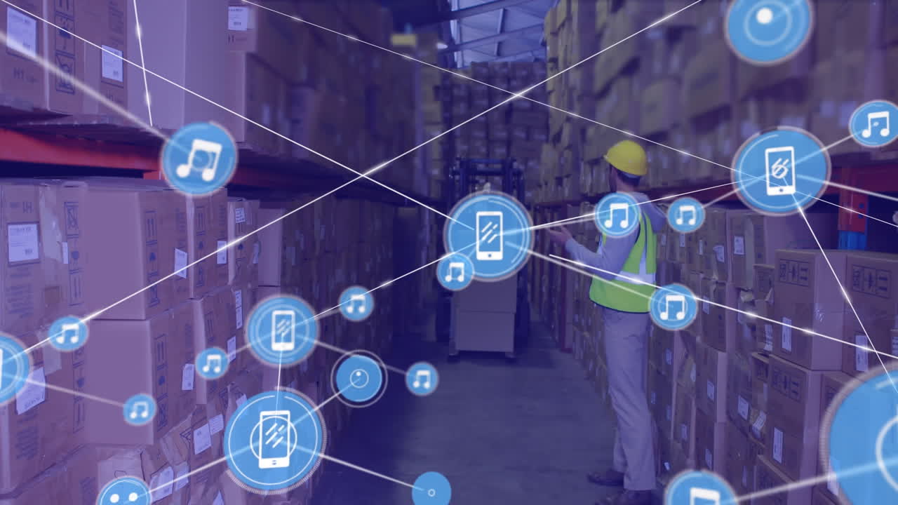 red de iconos digitales contra un trabajador caucásico que trabaja en un almacén