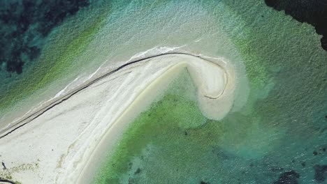 Eine-Sandbank-Bildet-Ein-Komma,-Das-Meer-Ist-Durchsichtig-Grün