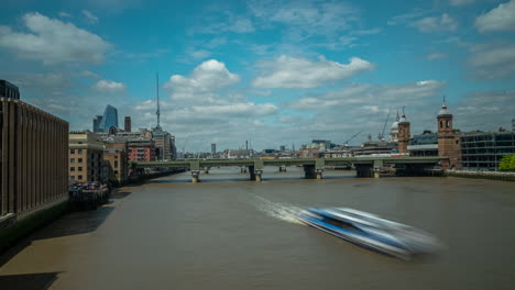 Zeitraffer-Der-Themse-Von-Der-London-Bridge-Während-Des-Tages,-Wolken-Ziehen-In-Einen-Strahlend-Blauen-Himmel-Und-Fähren-Nehmen-Passagiere-Auf