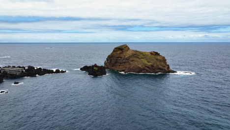 icónica isla rocosa del faro en porto moniz, ilheu mole, madeira