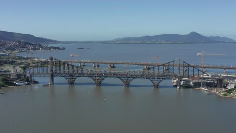 ponte hercílio luz sobre el océano atlántico, florianópolis, brasil, todavía tomada desde el aire