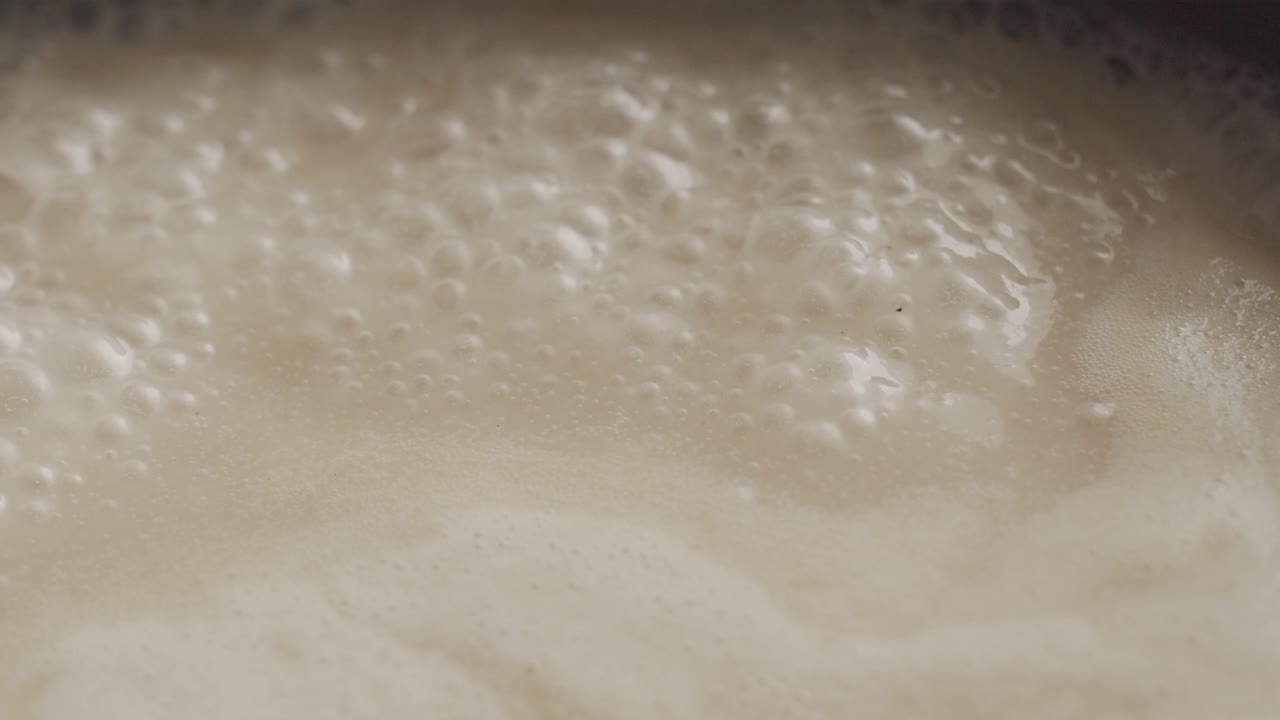 팬 에서  ⁇ 이는 동안 먹을 수 있는 꽃 을 준비 하는 것