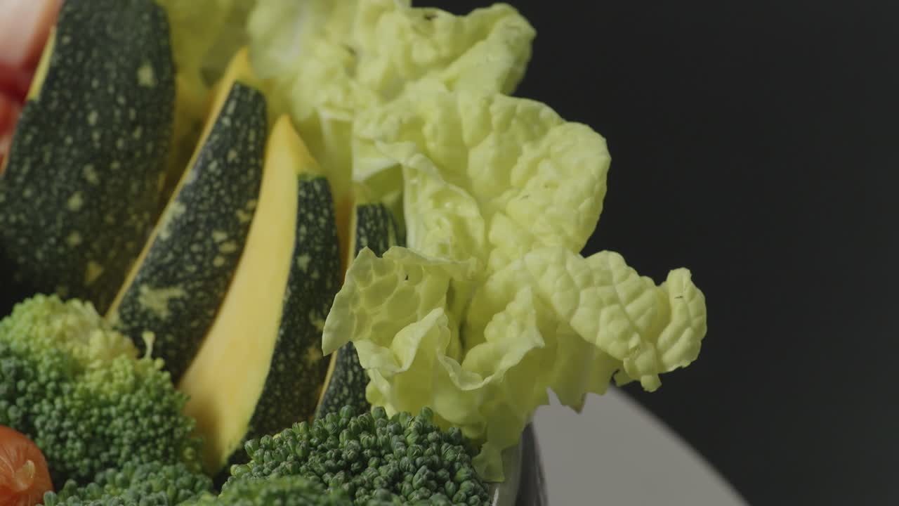 검은색 배경의 부에서  테이블 위에 회전하는 샤부 재료의 비의 근접