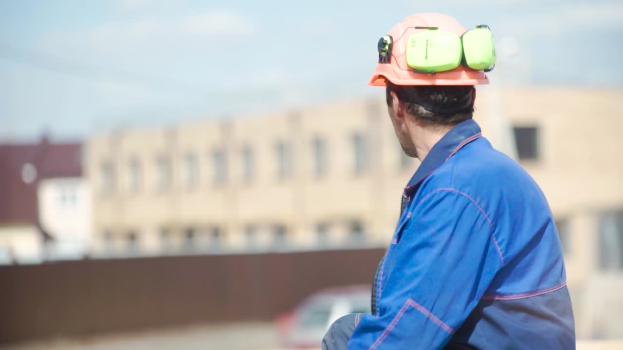 trabajador de la construcción en un sitio de trabajo