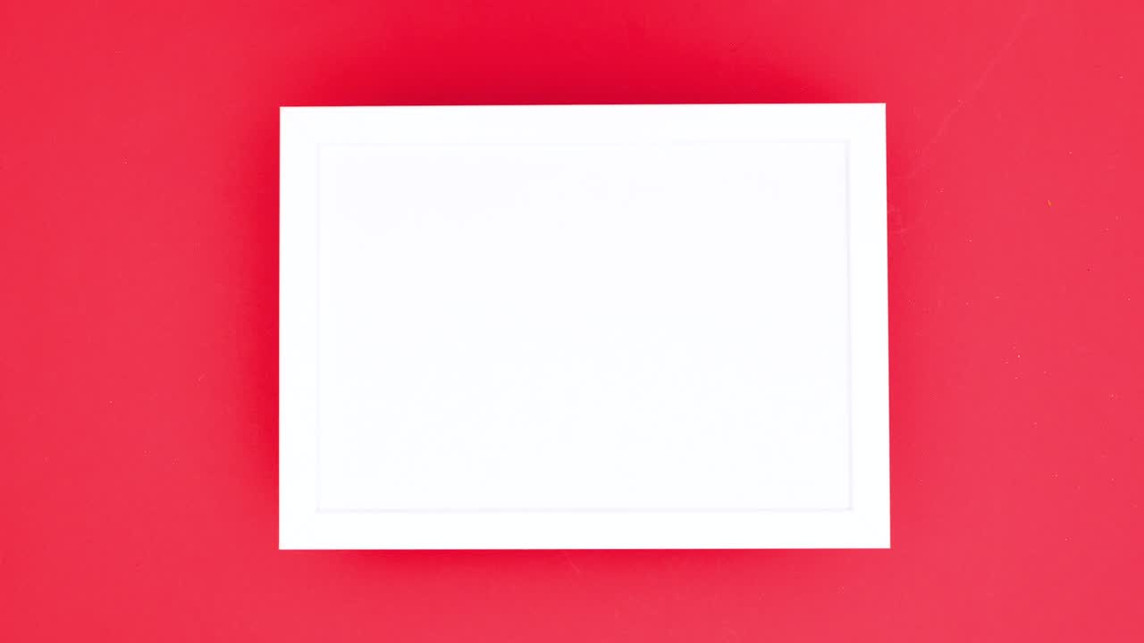 los regalos y adornos de navidad aparecen alrededor del marco con espacio para el texto.