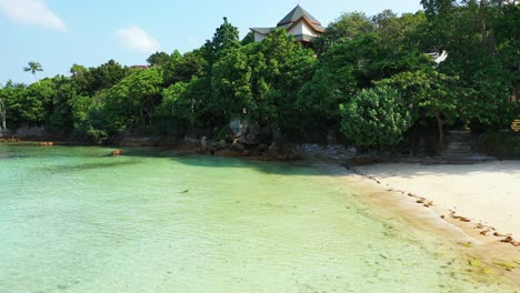 Cenador-Escondido-Entre-Palmeras-En-Una-Playa-Tropical-Con-Arena-Blanca-Y-Agua-Turquesa-Cristalina