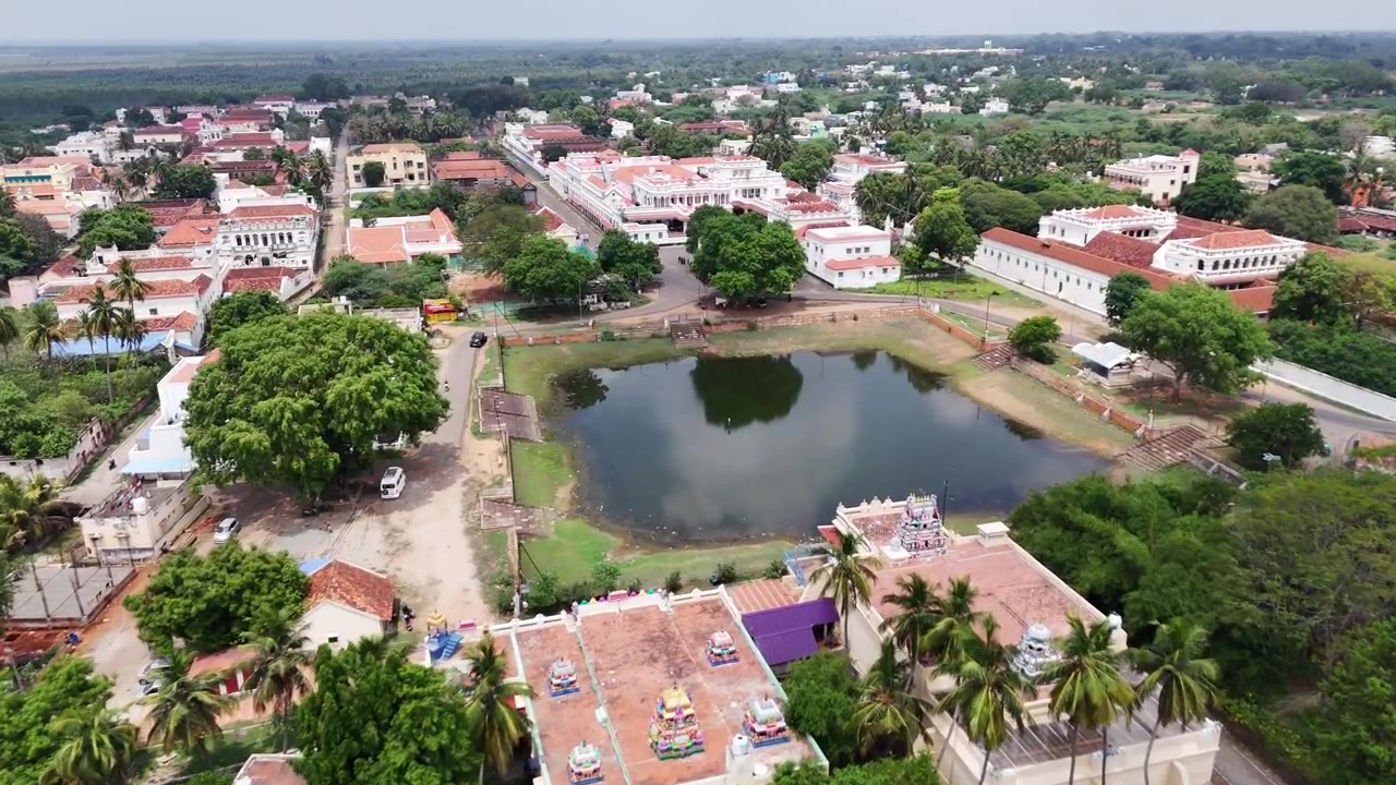 Vista aerea della bellezza architettonica del Palazzo di Chettinad e del suo quartiere storico circostante. Edifici storici, giardini paesaggistici e strade tradizionali evidenziano l'eredità culturale.