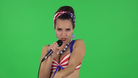 cantante de pin-up en la pantalla verde