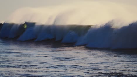 Hermosas-Olas-Del-Océano-En-Cámara-Lenta-Chocando-Y-Rompiendo-En-La-Orilla-Del-Mar-En-Hawaii