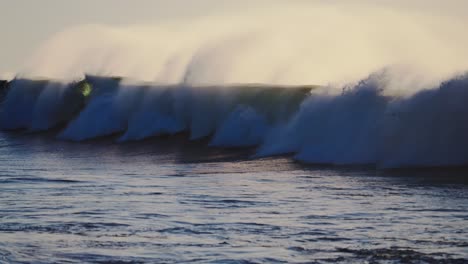 hermosas olas del océano en cámara lenta chocando y rompiendo en la orilla del mar en hawaii