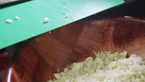 chef vegano mexicano cortando coliflor fresca en una tabla de cortar verde en un restaurante mexicano de comida saludable en los ángeles, california