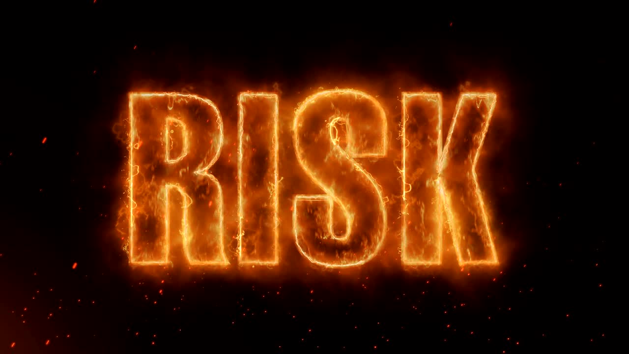 Slovo 'Risk' žhavě hořící na realistických ohnivých plamenech, jiskrách a kouři, plynulá animace v nekonečné smyčce.