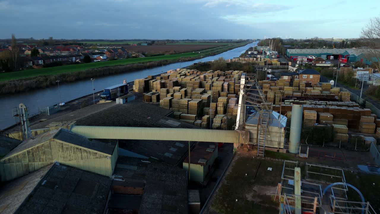 Luftaufnahme der Hafen- und Lagerinfrastruktur des Wisbech-Schifffahrtskanals, mit aktivem Güterumschlag und Flussverkehr.
