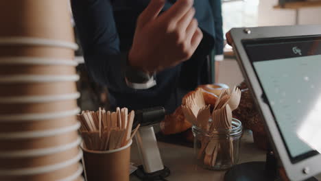 Cerrar-A-Un-Cliente-Que-Realiza-Un-Pago-Sin-Contacto-Utilizando-Una-Transferencia-De-Dinero-Móvil-Con-Un-Reloj-Inteligente-Comprando-Café-En-Una-Cafetería-Disfrutando-Del-Servicio-En-Un-Restaurante