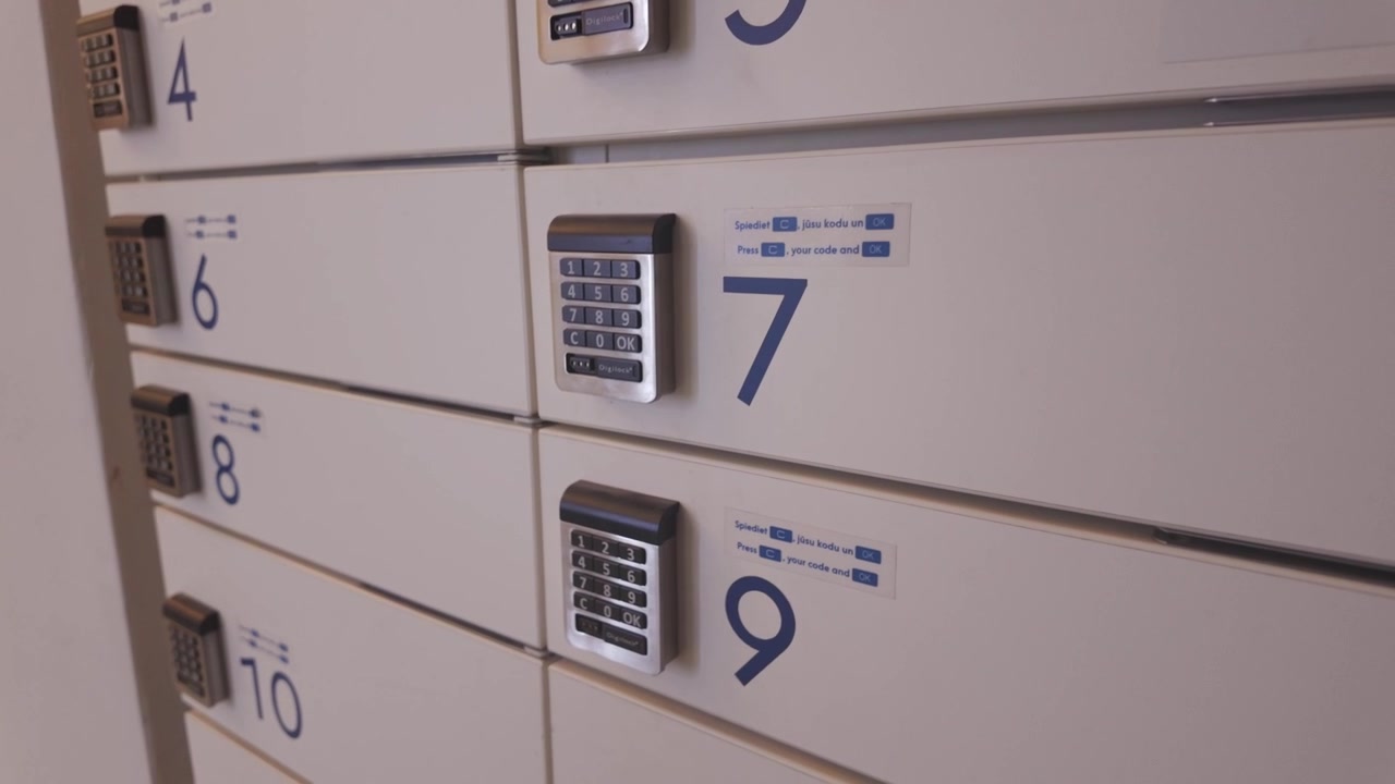 Compartiments de casiers à colis intelligents avec claviers, centre de livraison moderne en libre-service.