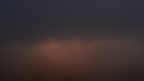 밝은 극적인 태양은 일몰, 일출, 안개가 자욱한 황금빛 구름 사이로 날아갑니다.