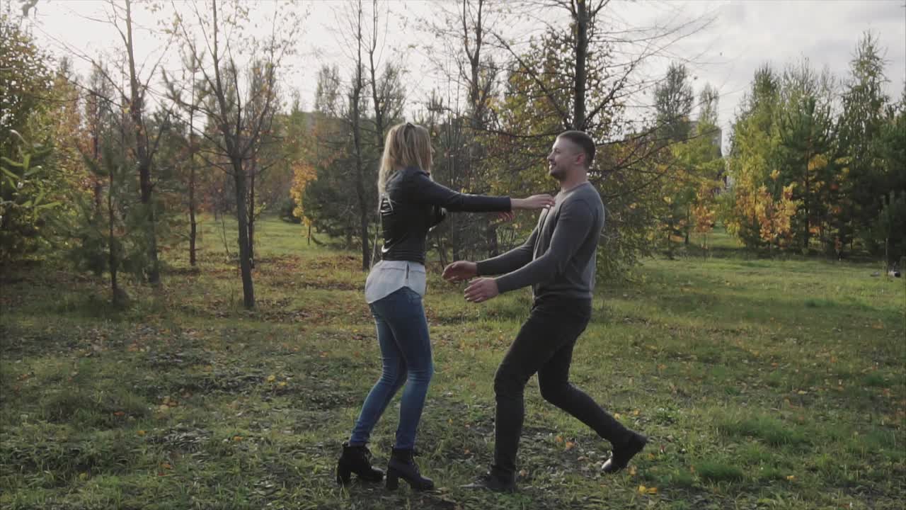 пара обнимается в осеннем парке