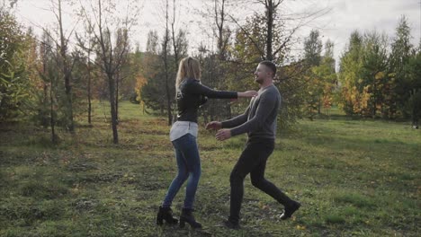 una pareja abrazándose en el parque de otoño.