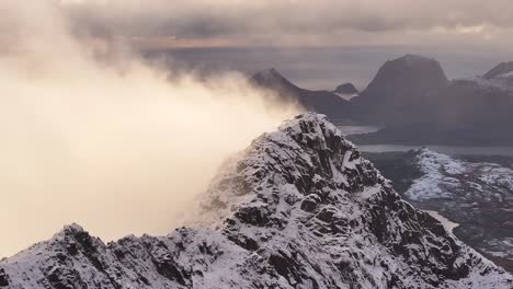 Vista-Aérea-Del-Hermoso-Paisaje-De-La-Montaña-Nevada-De-Noruega-Durante-El-Invierno