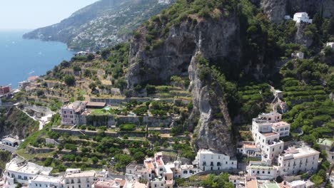 una hermosa vista de amalfi en la costa de amalfi, italia