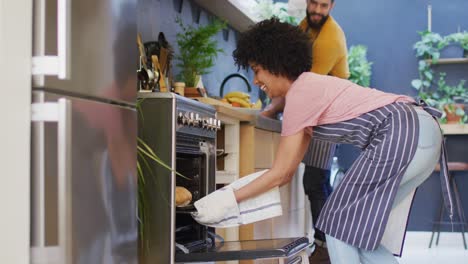 montaje de video de una pareja feliz y diversa en casa cocinando, cuidando plantas y relajándose juntos.