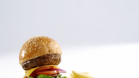 bocadillos con ketchup en tablero de madera