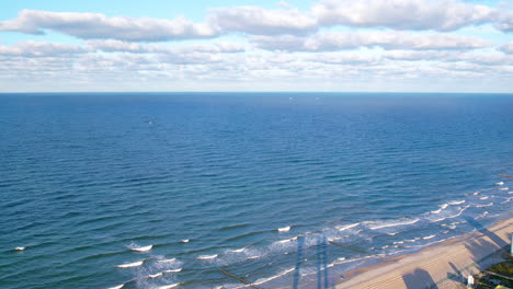 Blick-Auf-Die-Weite-Ostsee-Mit-Luftwagen-Zurück-über-Die-Strandküste-Bei-Wladyslawowo