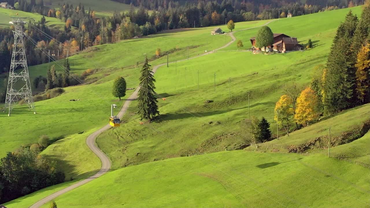 Ilmakuva köysiradasta, joka laskeutuu vuorelta maa-asemalle Kronberg Appenzellissä Sveitsin Alpeilla