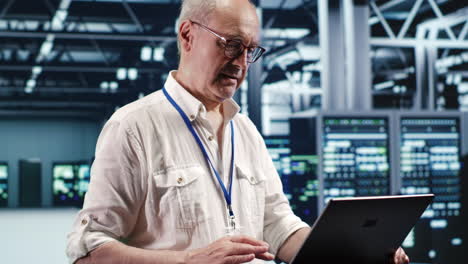 ingeniero de ti optimizando el centro de datos