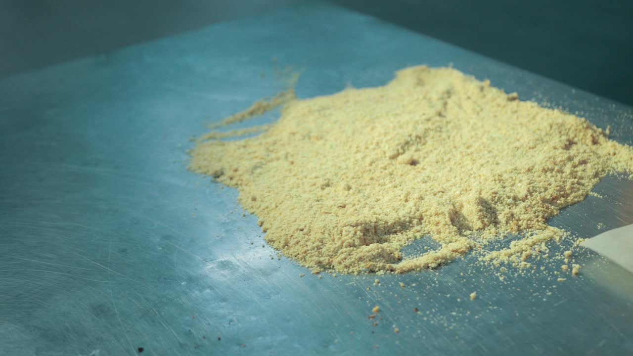 여성 베이커가 어낸 견과류로 스위스 롤의 부분을 고 있습니다.