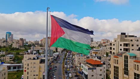 Bandera-Nacional-Vintage-Ondeando-Sobre-El-Paisaje-Urbano-De-Hebrón,-En-El-Sur-De-Cisjordania,-Palestina