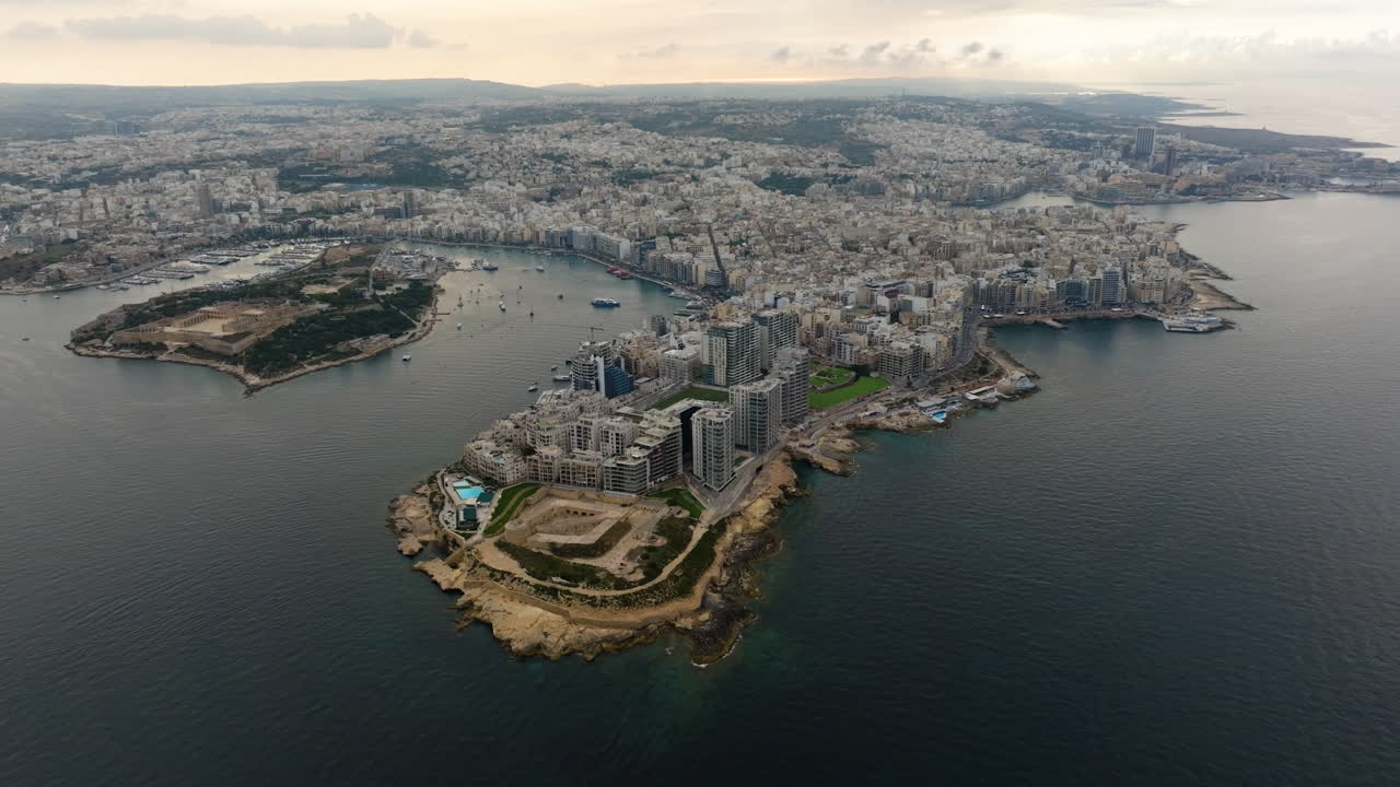 vista aérea alrededor de la moderna zona residencial y comercial de tigne point, en sliema, malta