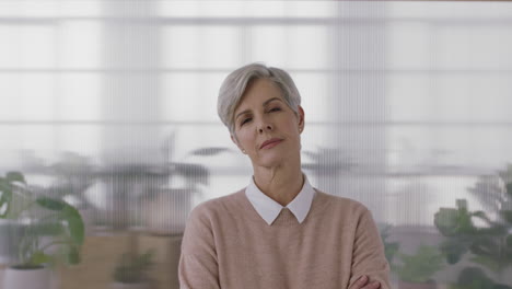 Retrato-De-Una-Mujer-De-Negocios-Caucásica-De-Alto-Rango-Mirando-Seriamente-La-Cámara-Con-Los-Brazos-Cruzados-Jefe-Enojado-En-El-Fondo-Del-Espacio-De-Trabajo-De-Oficina