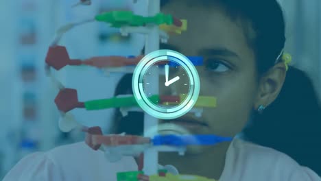animación de reloj digital sobre chica biracial girando y mirando el modelo de hélice de adn