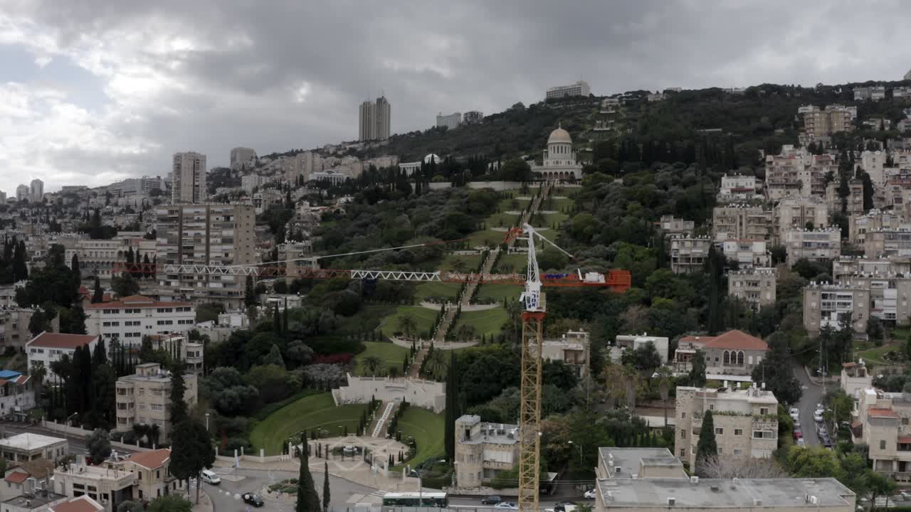 이스라엘 아크레에 있는 바하이 사원 위의 공중 풍경